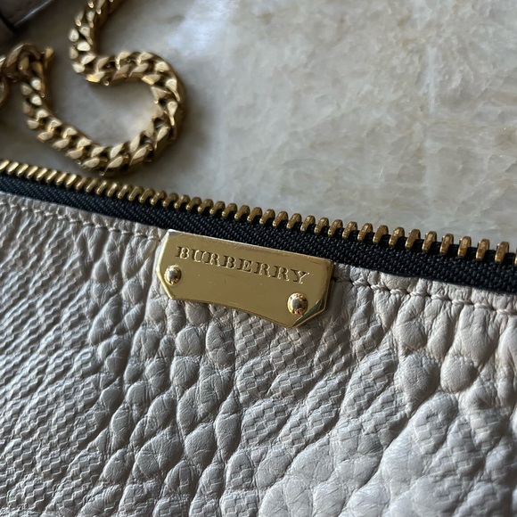 ⭐️BURBERRY Chichester Leather Embossed Crossbody⭐️ - Picture 4 of 13